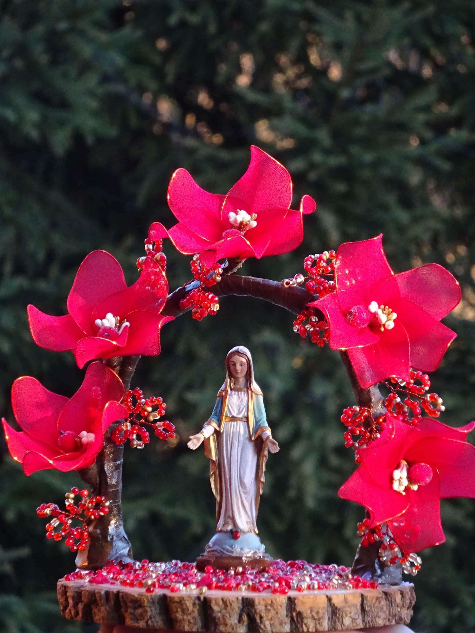 Arcadă cu flori și Fecioara Maria
