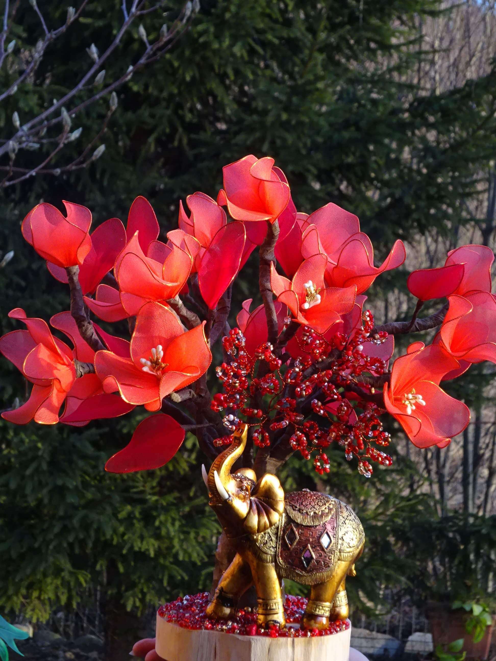 Bonsai cu coral roșu și elefant